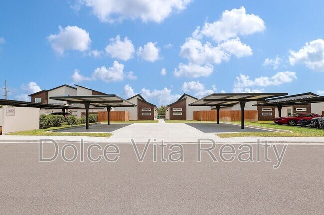 Building Photo - 1502 W Platinum Dr