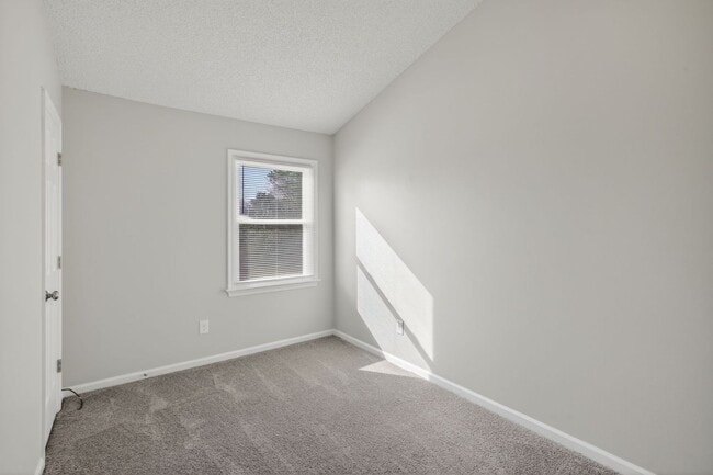 Building Photo - 729 Creekside Crescent