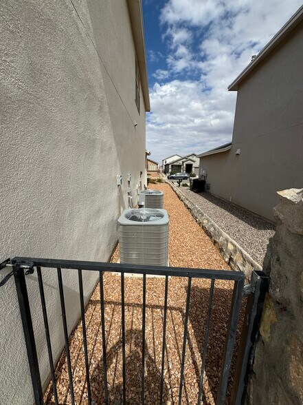 Building Photo - 6020 Hidden Clove Ct