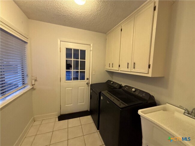 Building Photo - 205 Magdalena Dr