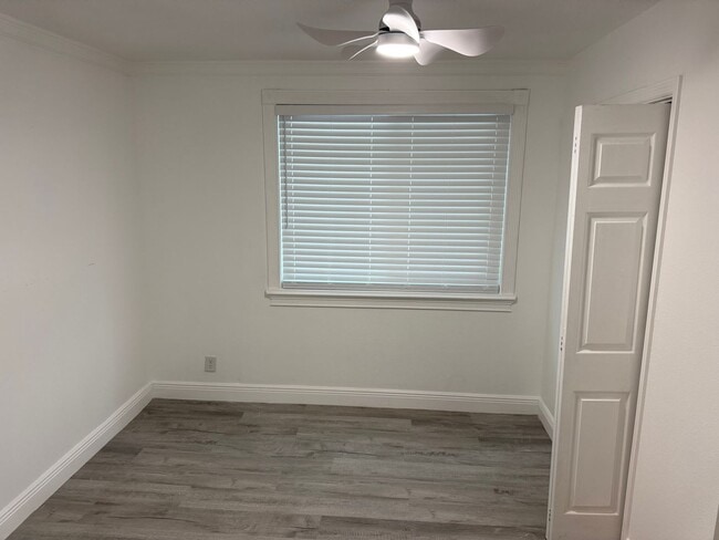 Building Photo - Charming 4-Bed Home with Bonus Room in Tampa! Landscaping/Utilities Included. Available Now!!