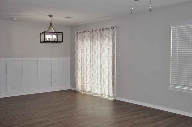 Building Photo - 16025 Summerville Lake Dr