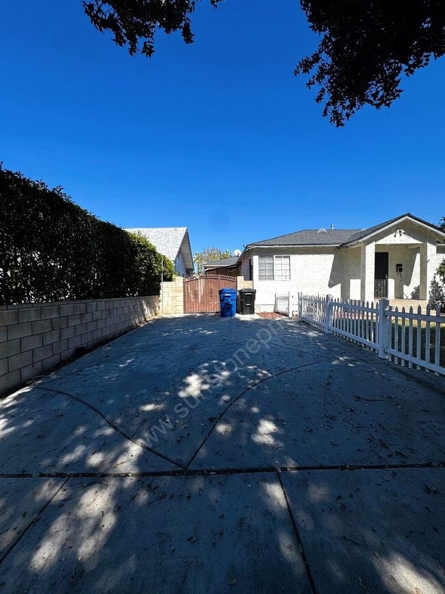Building Photo - Newly Renovated 2 Bed, 1 Bath Home with Ap...