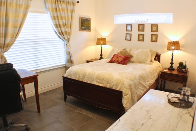 Building Photo - CANYON LAKE HILLS