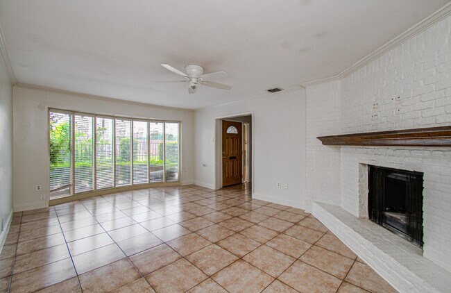 Building Photo - 823 S Ripple Creek Dr