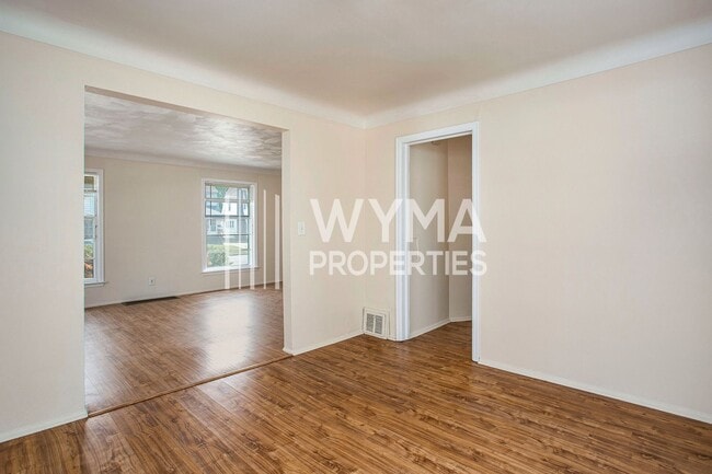 Building Photo - AVAILABLE MID-JULY!! 3 Bedroom, 1.5 Single...