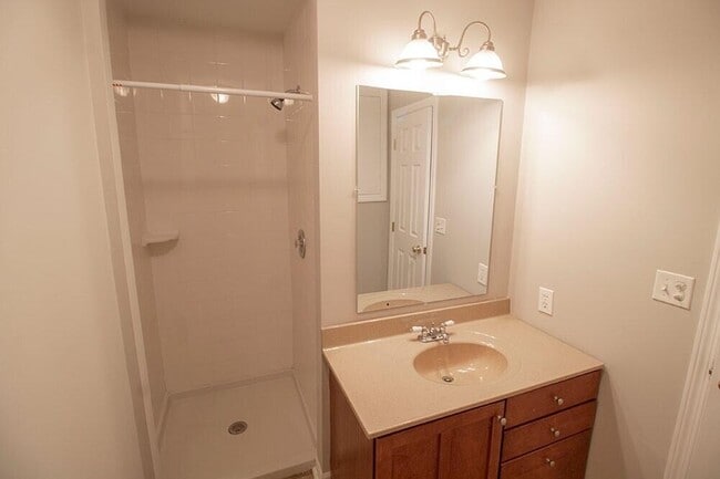 Building Photo - 2207 Bushnell Dr