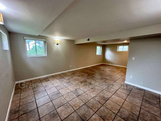 Building Photo - 852 S Quail Way