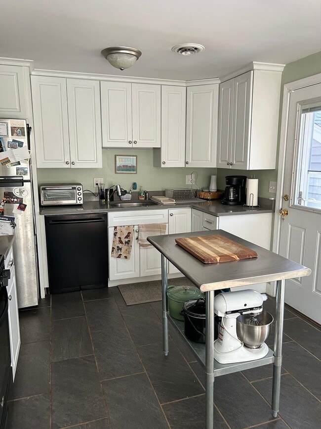 Building Photo - 777 Middle Rd