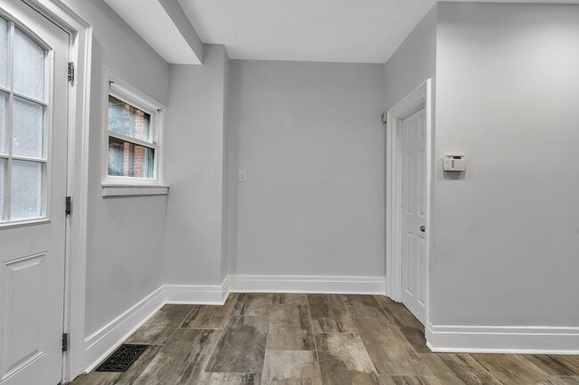 Building Photo - 105 Mariner St