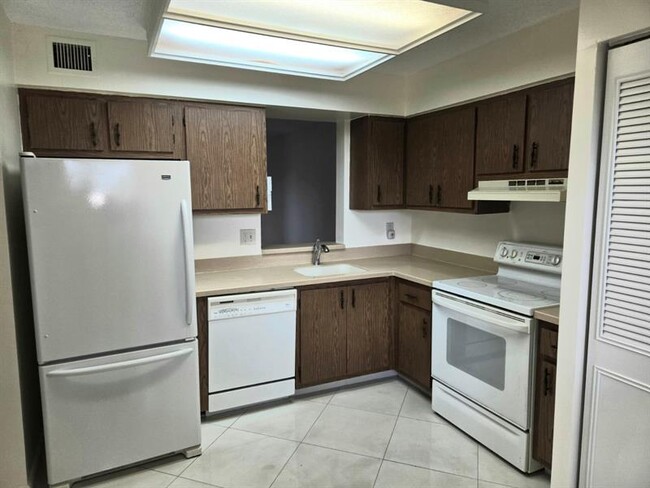 Building Photo - 7300 Lake Cir Dr