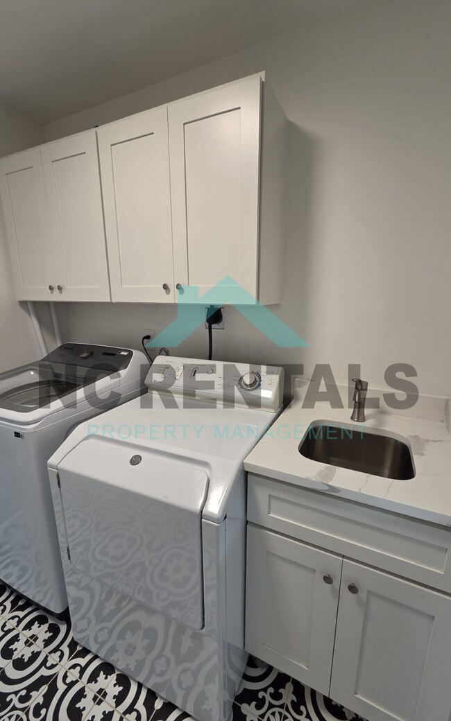 Building Photo - 1501 E Jones St