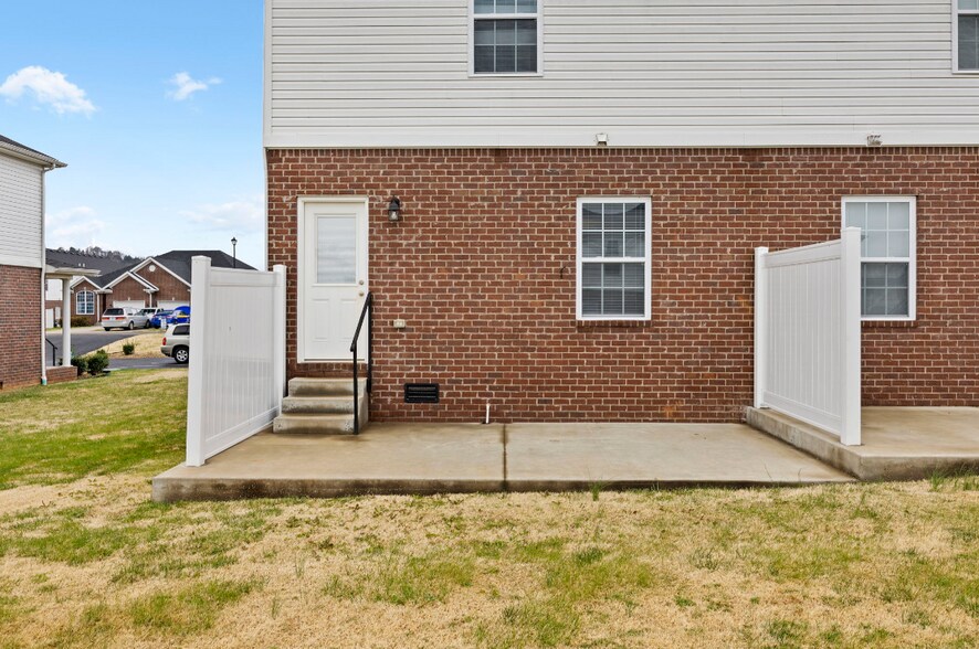 Building Photo - 730 Village Creek Dr