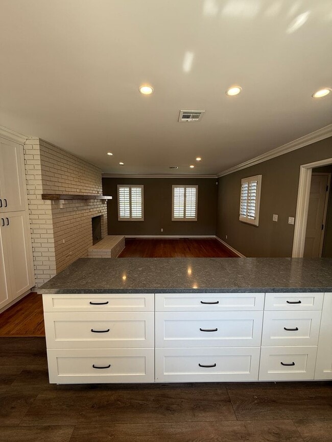 Building Photo - Beautiful, Ranch-Style, 4 Bedroom, 2 Bathroom Northridge Home Available For 1 Year Lease