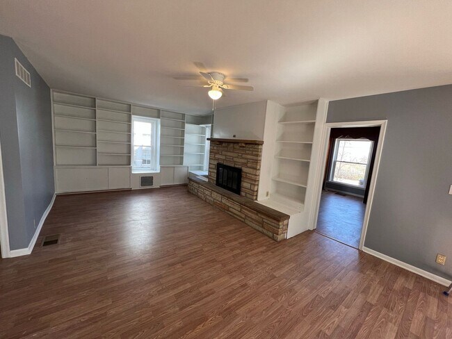Building Photo - Adorable Newly Fixed Up Home!