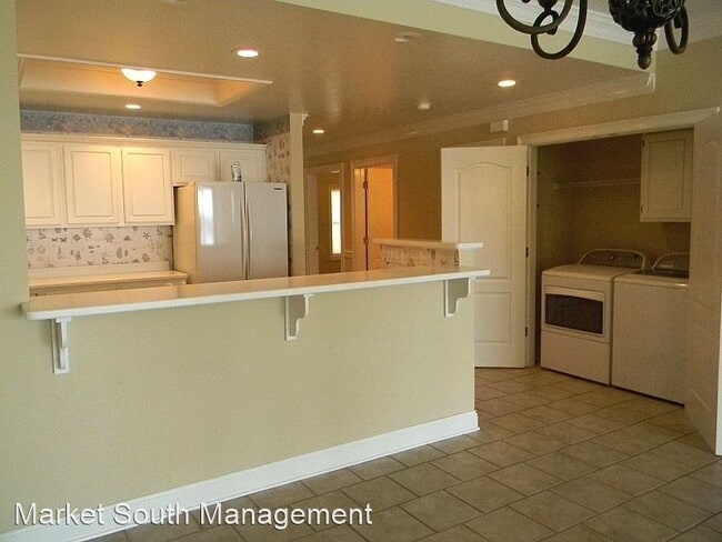 Building Photo - 2902 River Dr