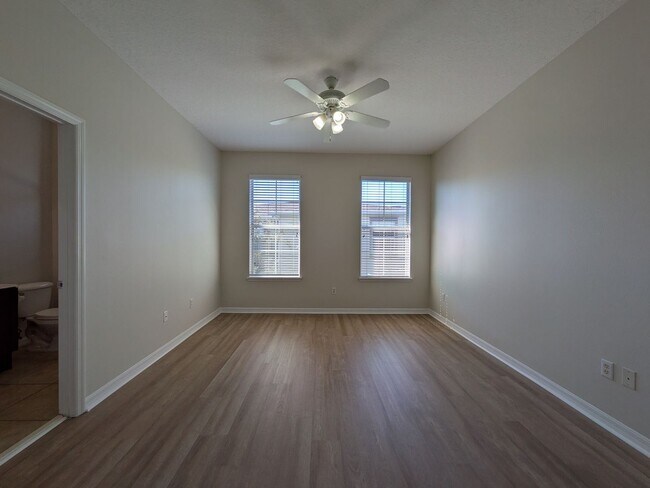 Building Photo - Top Floor Condo at Lakeside at Lakes of Windermere