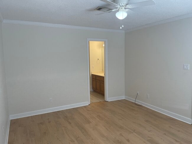 Building Photo - 13 Fleetwood Pl