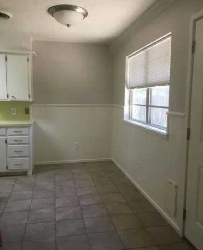 Building Photo - 3 Bedroom Available April 1st