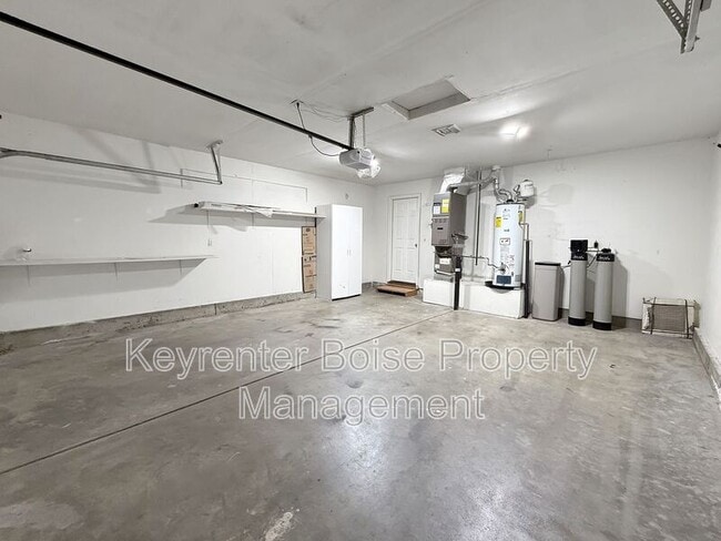 Building Photo - 105 N Chaparal St