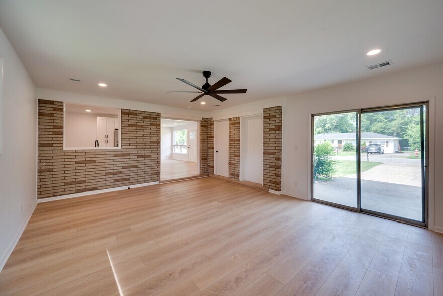 Building Photo - 3234 Moorewood Dr