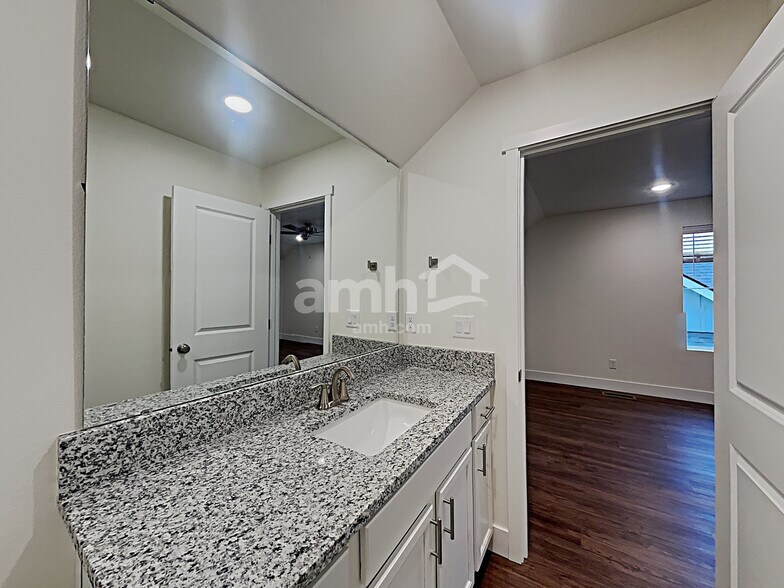 Building Photo - 33030 Lookout Ln