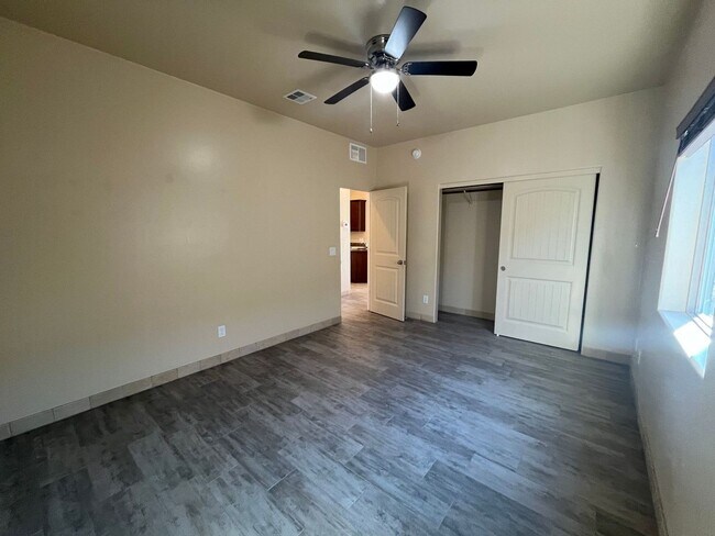 Building Photo - 3 bedroom 2 bath rental home with 2 car ga...