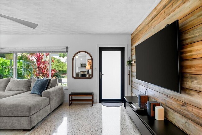 Building Photo - 930 N 11th Ct