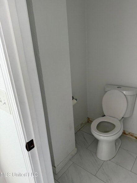 Building Photo - 212 E 2nd St