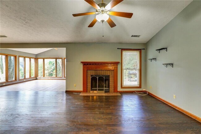 Building Photo - 1262 Bailing Dr