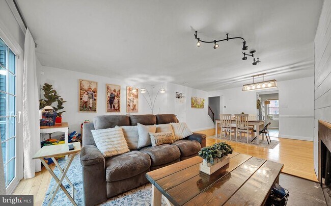 Building Photo - 301 Cherokee Cir