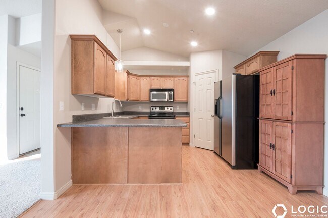 Building Photo - Spacious Condo in Great Location!