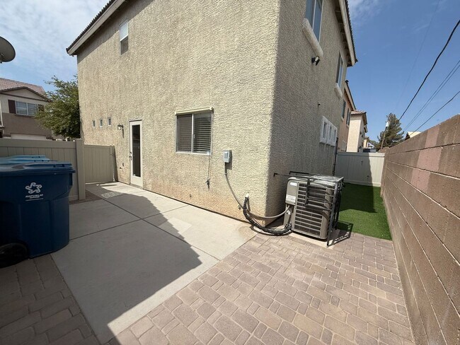 Building Photo - Stylishly Home in Gated Community – Minute...