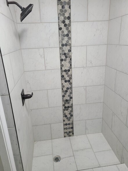 bathroom shower - 6418 S Eberhart Ave