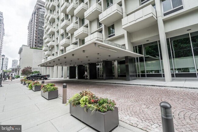 Building Photo - 604 S Washington Square