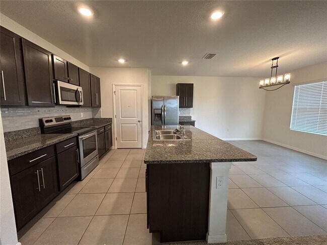 Building Photo - 4965 NE 14th Pl