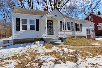 Building Photo - House Close To Campus!