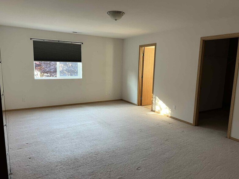 Master bedroom with attached full bathroom - 6512 Newaukum Pl NE