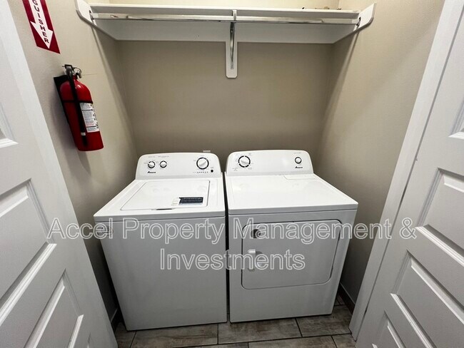 Building Photo - 1327 W Garfield Ave