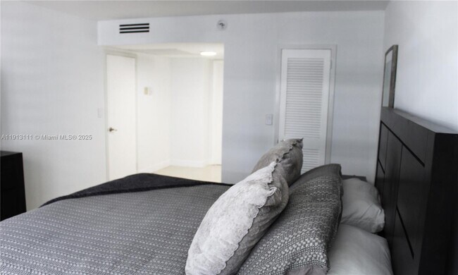 Building Photo - 2030 S Ocean Dr