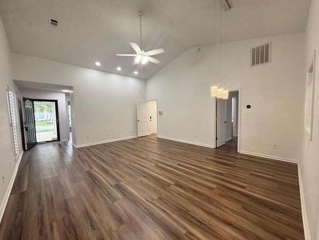 Building Photo - BEAUTIFUL 2 BEDROOM GARDEN HOME IN IRMO'S IVY GREEN