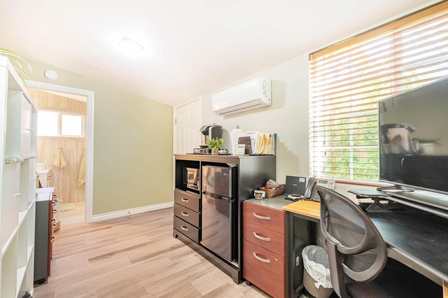 Building Photo - 2120 N Valley St