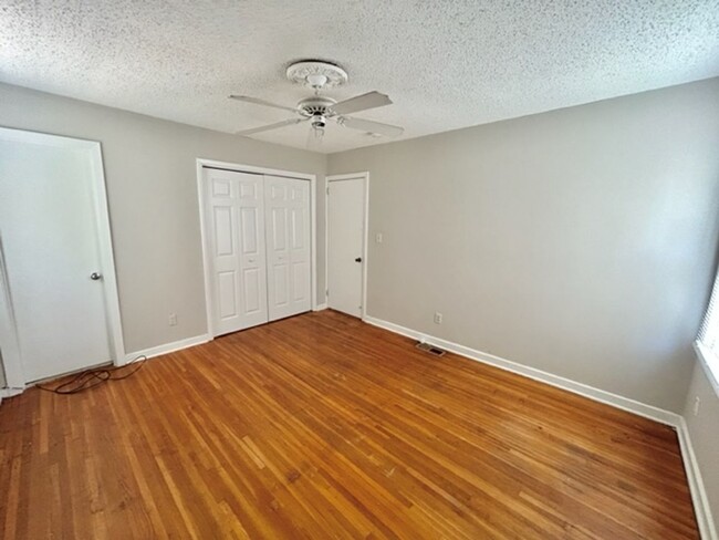 Building Photo - THREE BEDROOM/TWO BATH SPACIOUS HOME - CON...