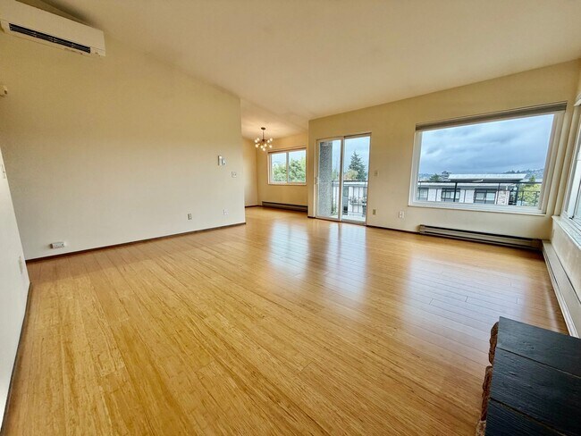 Building Photo - Bright Penthouse Corner Unit w/Garage Parking included - Panoramic Views in Ballard!