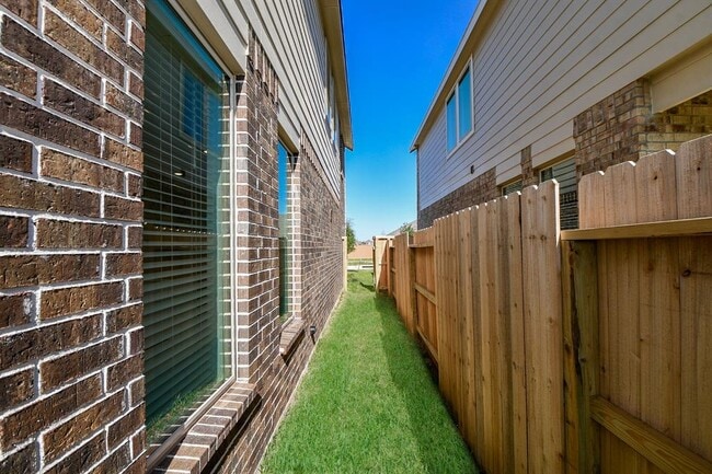 Building Photo - 2932 Tantara Dr
