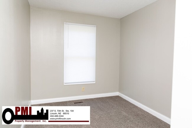 Building Photo - 3 Bedroom and 1.5 bathroom Duplex for rent