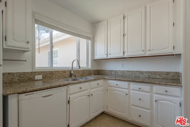 Building Photo - 5112 Auckland Ave