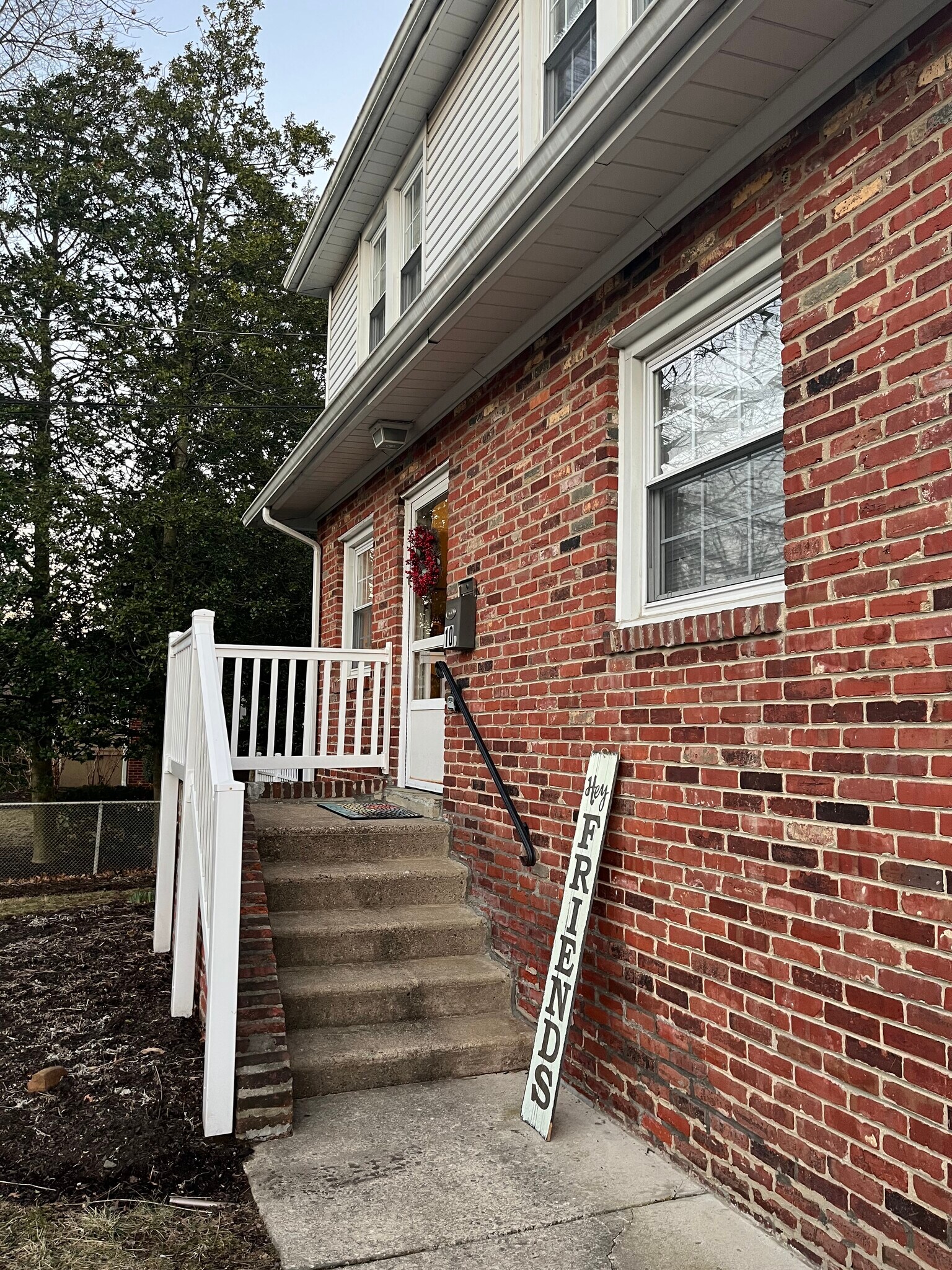 Building Photo - 10 E Linden Ave