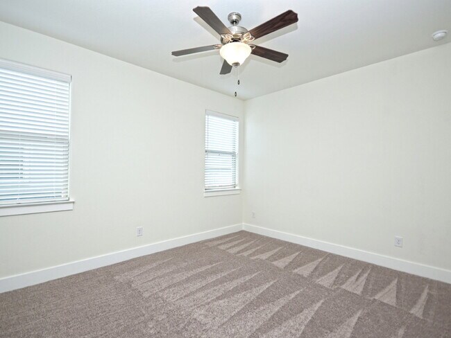 Building Photo - "Charming 3-Bedroom Condo Retreat in Georg...