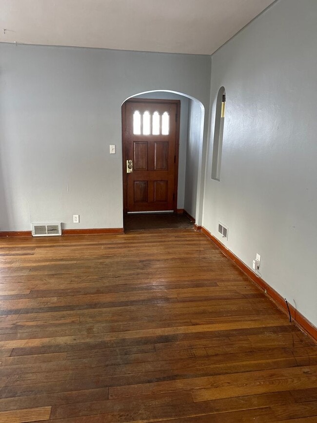 Building Photo - 1000 Columbia St